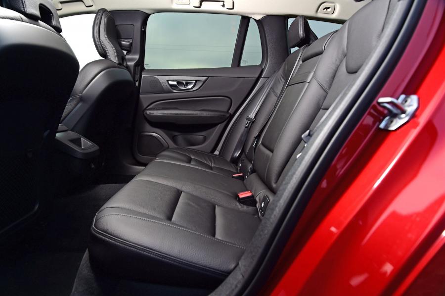 Интерьер Volvo V60 D3 Momentum 2018 года  (UK) (фото 7 из 13)
